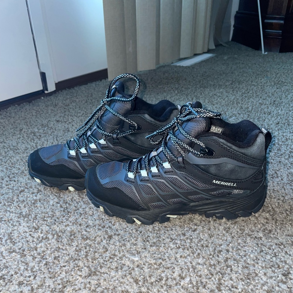 Merrell Size:6 Waterproof/Snow proof Shoes. Good snow traction. Insulated.